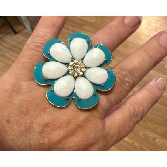 Stretchy Cocktail Ring Teal White Flower Enamel Petals And Rhinestone Center 2" - Picture 2 of 6